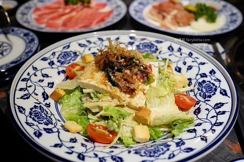 墨妃家 燒肉。全台中第一家「延禧攻略」宮廷風燒肉，16道燒肉料理讓你飽到撐，豚骨湯、飲料無限喝！ @蹦啾♥謝蘿莉 La vie heureuse