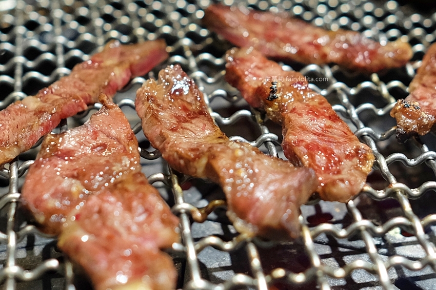 墨妃家 燒肉。全台中第一家「延禧攻略」宮廷風燒肉，16道燒肉料理讓你飽到撐，豚骨湯、飲料無限喝！ @蹦啾♥謝蘿莉 La vie heureuse