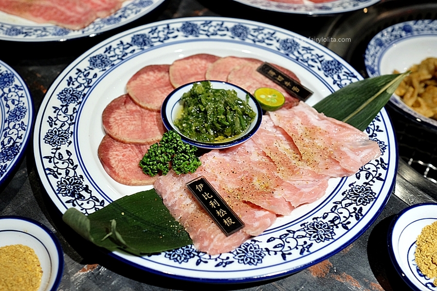 墨妃家 燒肉。全台中第一家「延禧攻略」宮廷風燒肉，16道燒肉料理讓你飽到撐，豚骨湯、飲料無限喝！ @蹦啾♥謝蘿莉 La vie heureuse