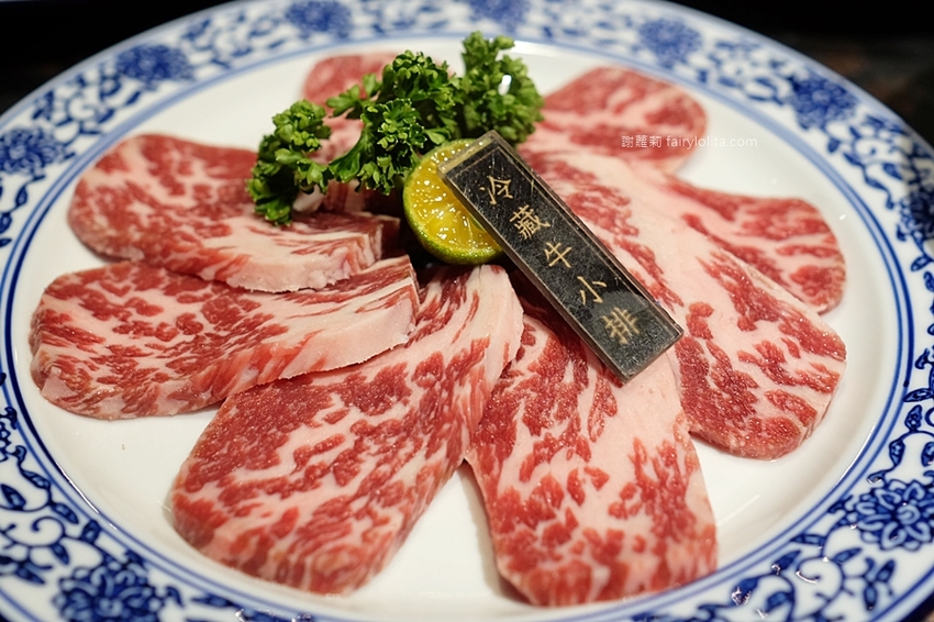 墨妃家 燒肉。全台中第一家「延禧攻略」宮廷風燒肉，16道燒肉料理讓你飽到撐，豚骨湯、飲料無限喝！ @蹦啾♥謝蘿莉 La vie heureuse