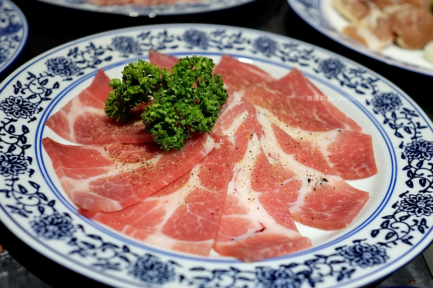 墨妃家 燒肉。全台中第一家「延禧攻略」宮廷風燒肉，16道燒肉料理讓你飽到撐，豚骨湯、飲料無限喝！ @蹦啾♥謝蘿莉 La vie heureuse