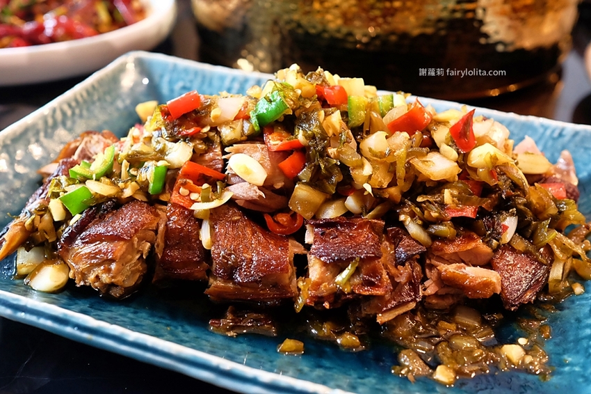 渝悅撒椒。挑戰最狂優惠「吃多少就送多少」，新開幕卻超隱密，隱藏版川菜躲這裡，低調到連招牌都讓你掉不到！ @蹦啾♥謝蘿莉 La vie heureuse