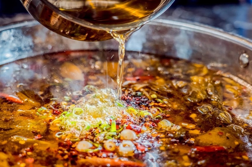 【渝悅撒椒】渝派川菜「酸菜魚鍋物」湯頭酸香麻辣 淋上四川引進花椒提煉花椒熱油 香氣炸裂