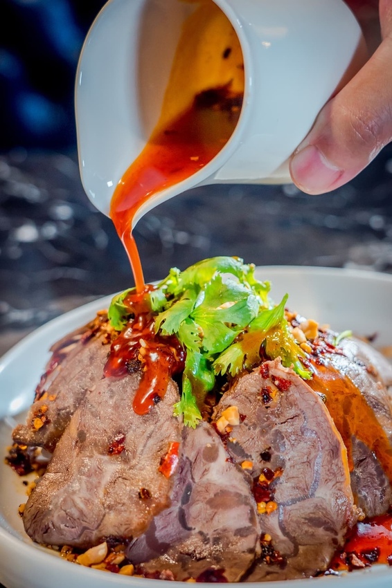【渝悅撒椒】新川味功夫菜「麻辣涼拌牛三寶」淋上主廚特製川味醬汁 品嚐後令人欲罷不能.jpg
