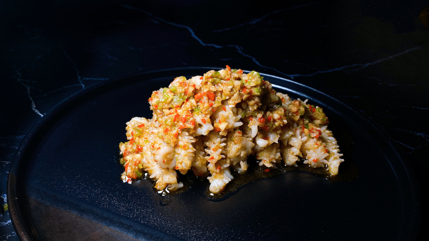 花枝亂綻響叮噹 新鮮充滿彈性花枝  起鍋後灑上大海的黑金  烏魚子  提升整體鮮味與口感（圖片由 渝悅撒椒提供）