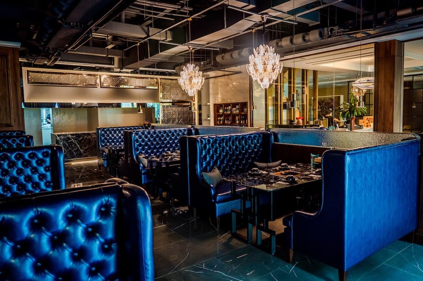 【渝悅撒椒】裝潢典雅大方 英倫藍皮椅更顯高貴