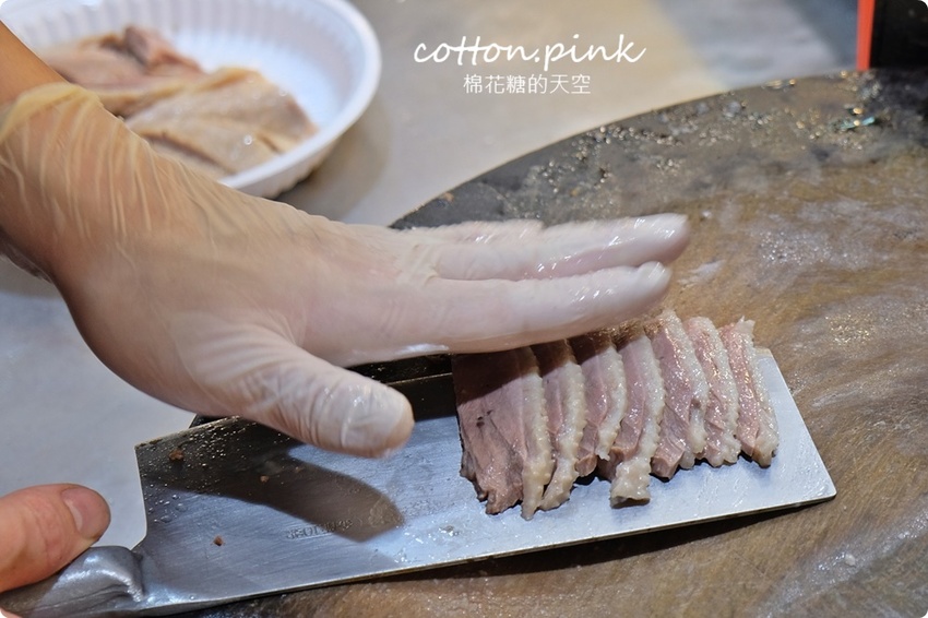 IG 最夯市場攤!台中北平黃昏市場朝日鵝不能不吃!鵝肉嫩嫩超多汁、烤雞腿焦糖色澤超誘人