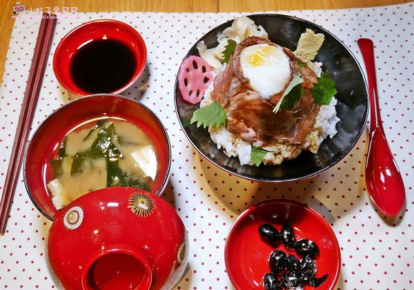 13 溫泉蛋玫瑰牛肉丼.JPG