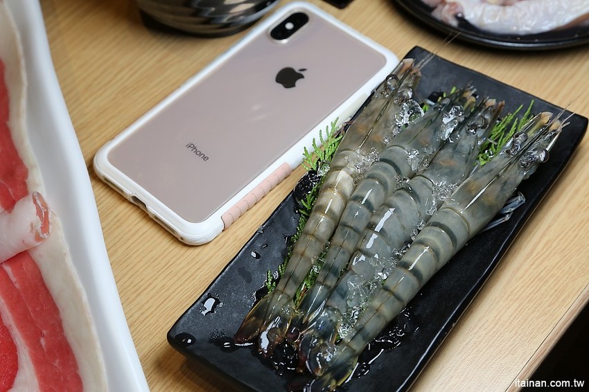 肉多多火鍋~三週年超值套餐只要$269元打卡再送肉，很超值!!文末有好康!14隻蝦子只要89元!! - 台南好Food遊