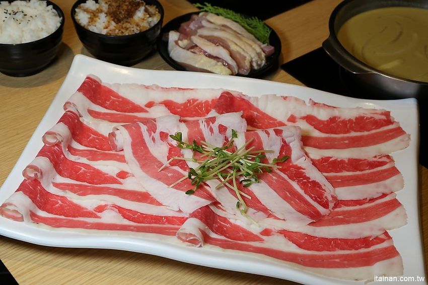 肉多多火鍋~三週年超值套餐只要$269元打卡再送肉，很超值!!文末有好康!14隻蝦子只要89元!! - 台南好Food遊