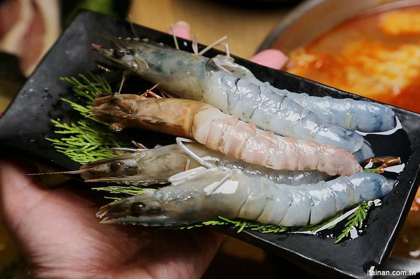 肉多多火鍋~三週年超值套餐只要$269元打卡再送肉，很超值!!文末有好康!14隻蝦子只要89元!! - 台南好Food遊