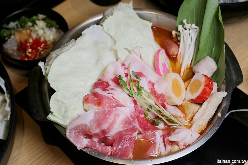 肉多多火鍋~三週年超值套餐只要$269元打卡再送肉，很超值!!文末有好康!14隻蝦子只要89元!! - 台南好Food遊