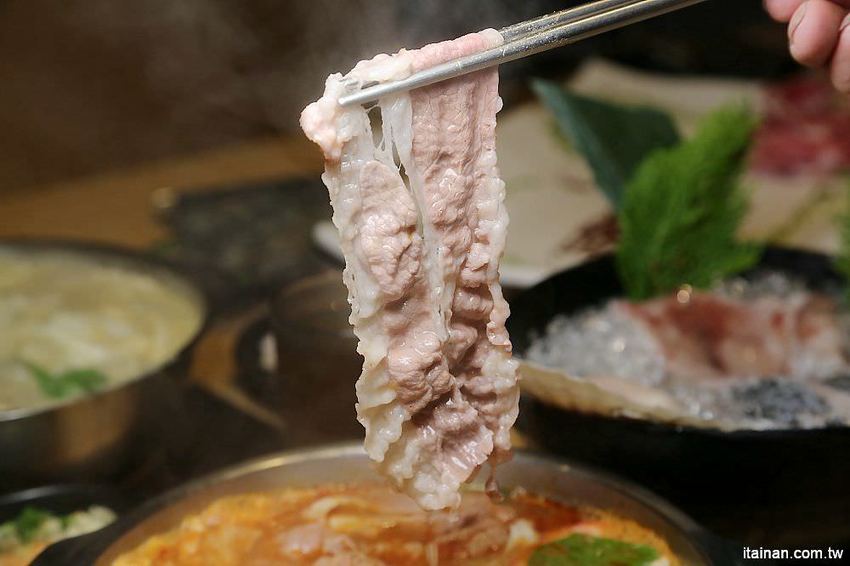 肉多多火鍋~三週年超值套餐只要$269元打卡再送肉，很超值!!文末有好康!14隻蝦子只要89元!! - 台南好Food遊