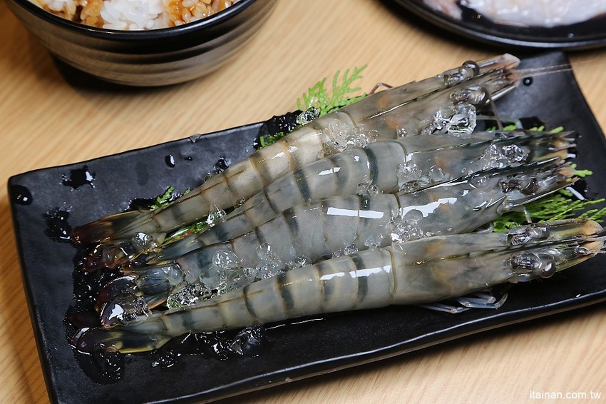 肉多多火鍋~三週年超值套餐只要$269元打卡再送肉，很超值!!文末有好康!14隻蝦子只要89元!! - 台南好Food遊