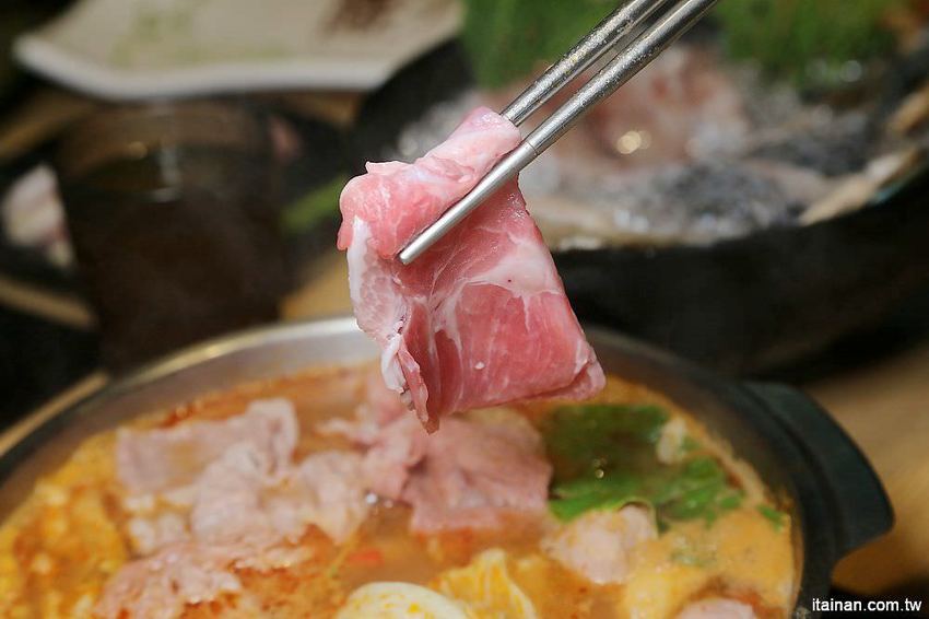 肉多多火鍋~三週年超值套餐只要$269元打卡再送肉，很超值!!文末有好康!14隻蝦子只要89元!! - 台南好Food遊