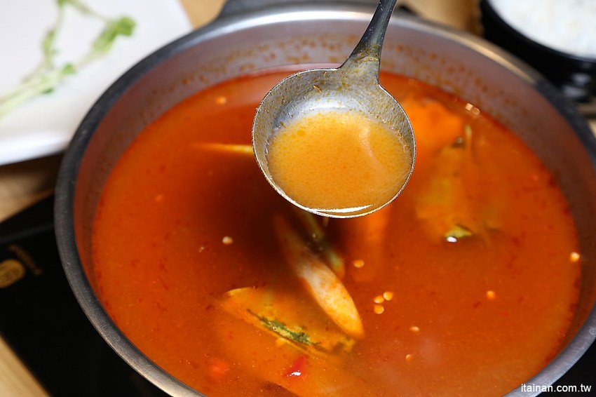 肉多多火鍋~三週年超值套餐只要$269元打卡再送肉，很超值!!文末有好康!14隻蝦子只要89元!! - 台南好Food遊