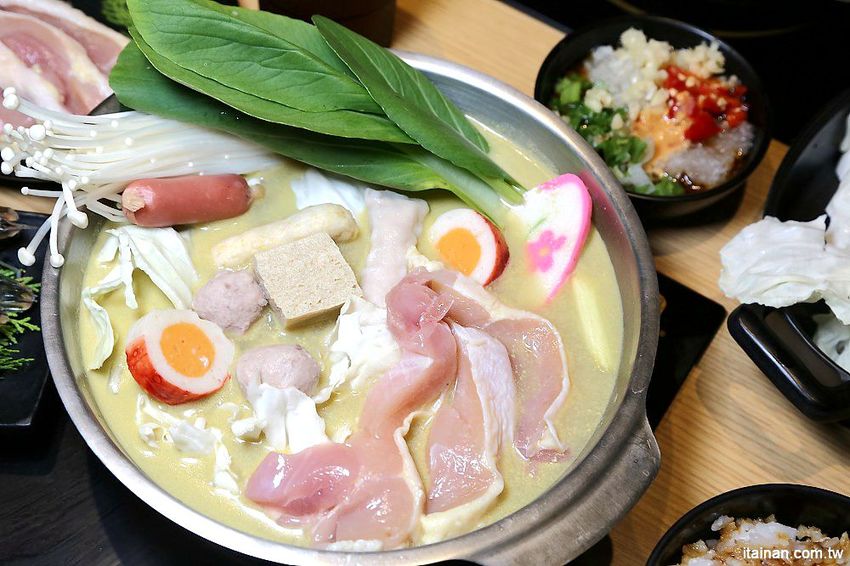 肉多多火鍋~三週年超值套餐只要$269元打卡再送肉，很超值!!文末有好康!14隻蝦子只要89元!! - 台南好Food遊