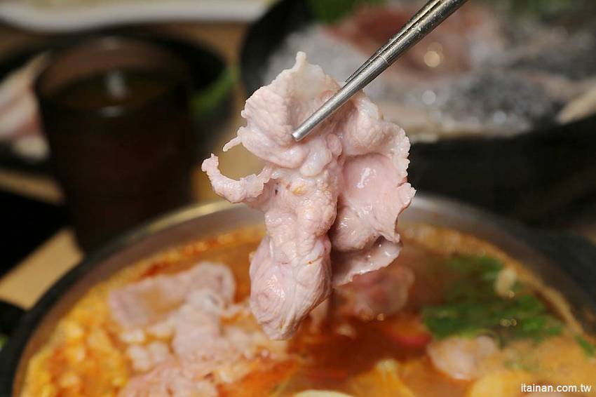 肉多多火鍋~三週年超值套餐只要$269元打卡再送肉，很超值!!文末有好康!14隻蝦子只要89元!! - 台南好Food遊