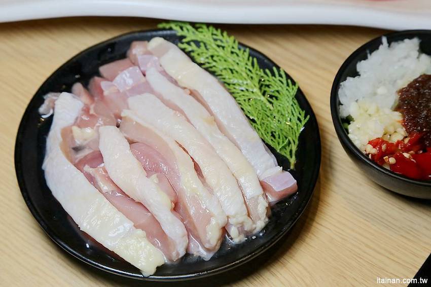 肉多多火鍋~三週年超值套餐只要$269元打卡再送肉，很超值!!文末有好康!14隻蝦子只要89元!! - 台南好Food遊