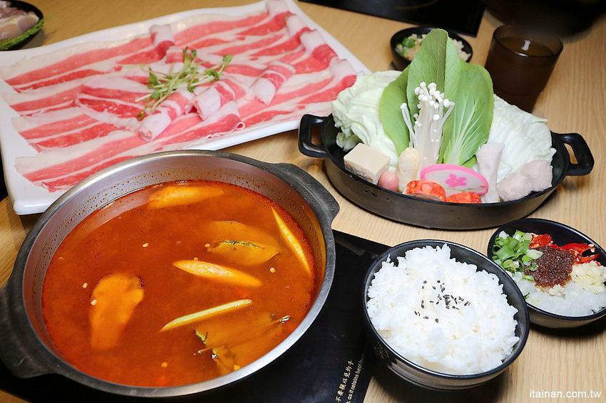 肉多多火鍋~三週年超值套餐只要$269元打卡再送肉，很超值!!文末有好康!14隻蝦子只要89元!! - 台南好Food遊