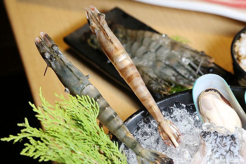 肉多多火鍋~三週年超值套餐只要$269元打卡再送肉，很超值!!文末有好康!14隻蝦子只要89元!! - 台南好Food遊