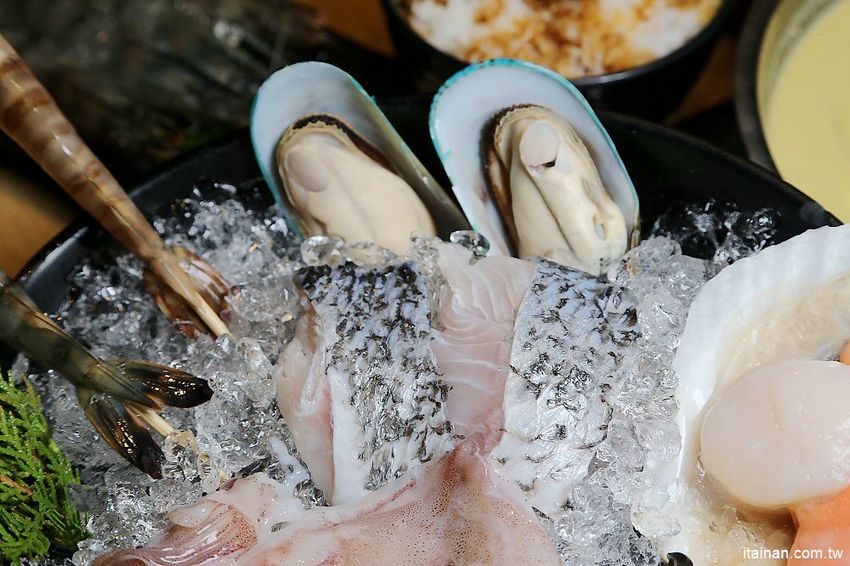 肉多多火鍋~三週年超值套餐只要$269元打卡再送肉，很超值!!文末有好康!14隻蝦子只要89元!! - 台南好Food遊