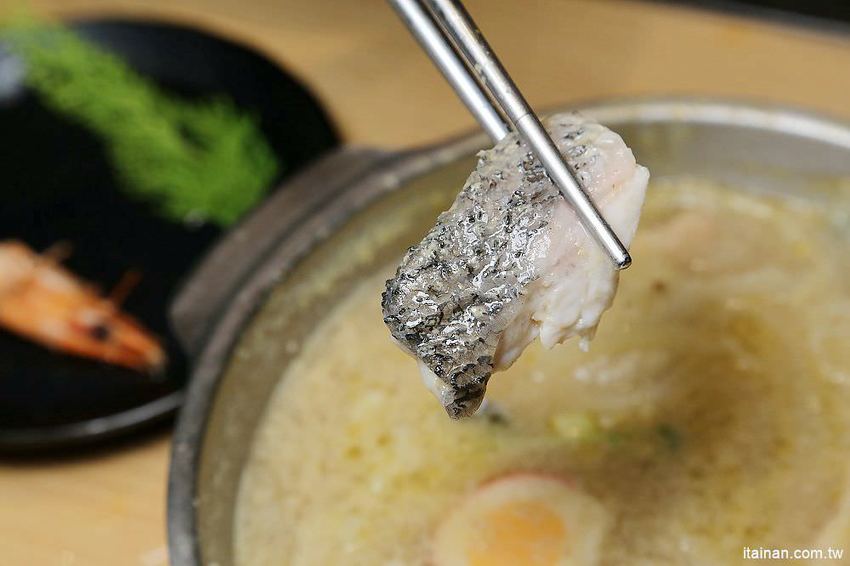 肉多多火鍋~三週年超值套餐只要$269元打卡再送肉，很超值!!文末有好康!14隻蝦子只要89元!! - 台南好Food遊