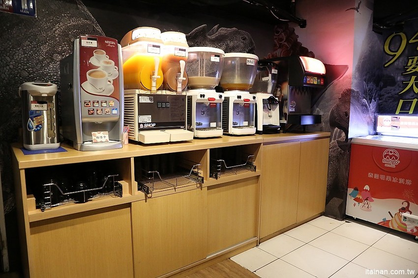 肉多多火鍋~三週年超值套餐只要$269元打卡再送肉，很超值!!文末有好康!14隻蝦子只要89元!! - 台南好Food遊