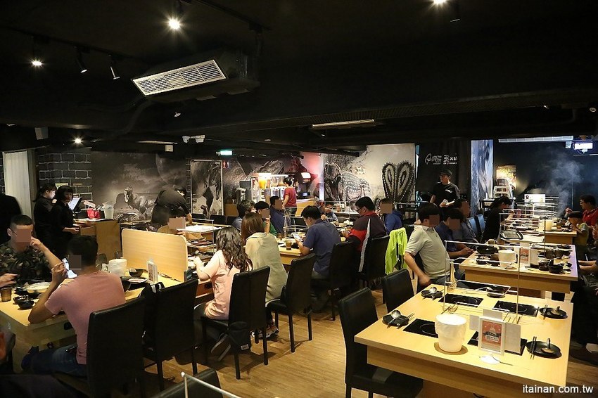 肉多多火鍋~三週年超值套餐只要$269元打卡再送肉，很超值!!文末有好康!14隻蝦子只要89元!! - 台南好Food遊