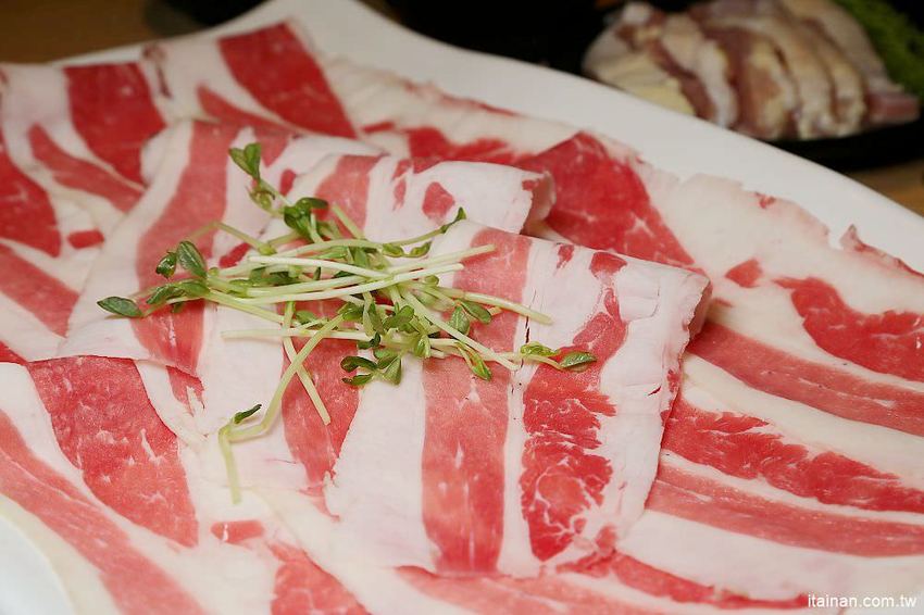 肉多多火鍋~三週年超值套餐只要$269元打卡再送肉，很超值!!文末有好康!14隻蝦子只要89元!! - 台南好Food遊