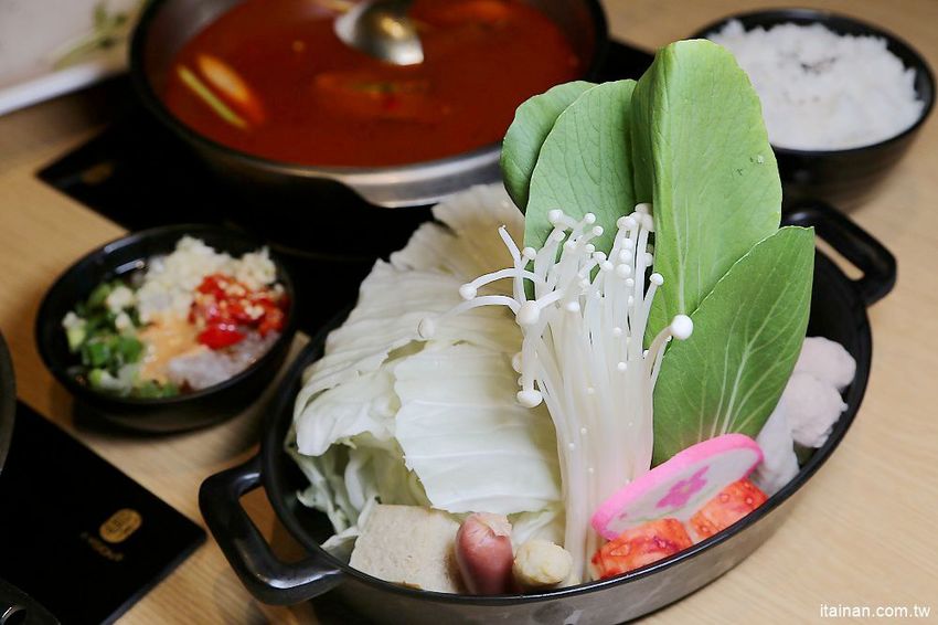 肉多多火鍋~三週年超值套餐只要$269元打卡再送肉，很超值!!文末有好康!14隻蝦子只要89元!! - 台南好Food遊