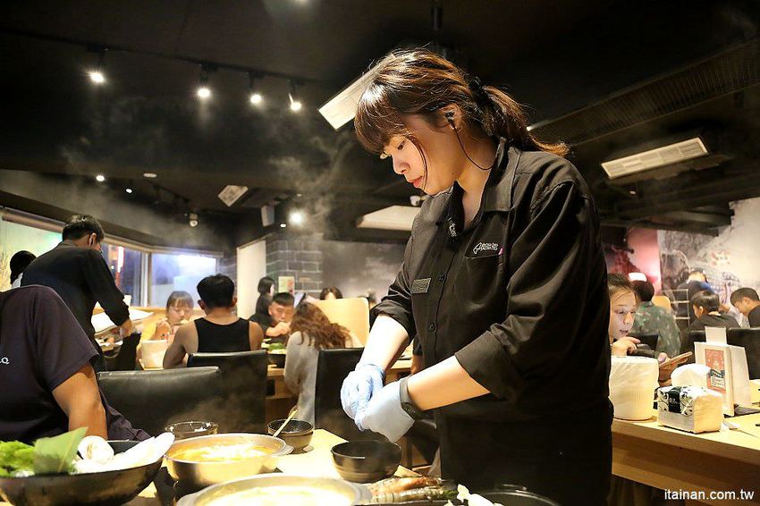 肉多多火鍋~三週年超值套餐只要$269元打卡再送肉，很超值!!文末有好康!14隻蝦子只要89元!! - 台南好Food遊