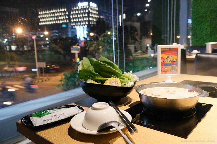 只有生日可以吃蛋糕? 肉多多火鍋 浮誇肉蛋糕 超厲害視覺效果 不用生日也可以吃!!肉多吃到吃不完~台南東寧店