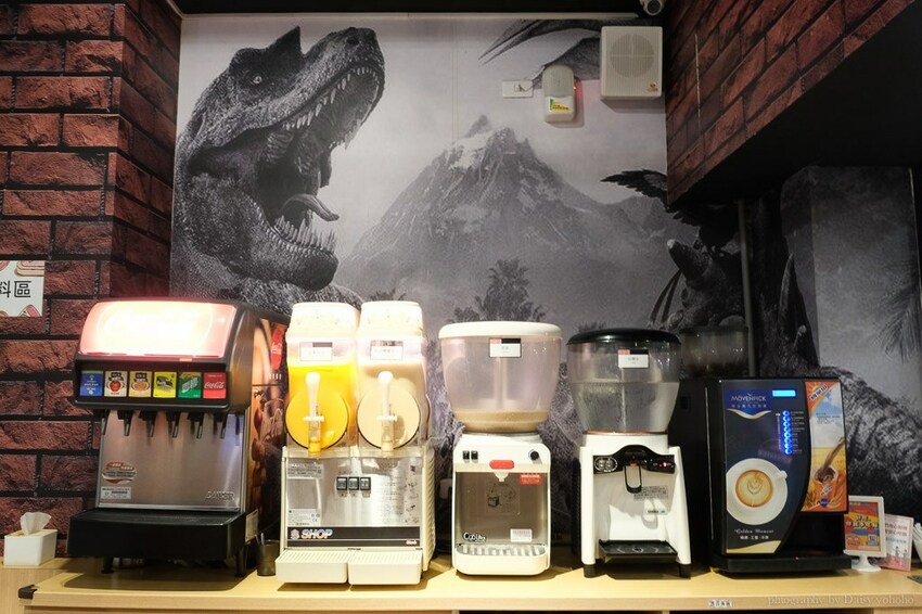 只有生日可以吃蛋糕? 肉多多火鍋 浮誇肉蛋糕 超厲害視覺效果 不用生日也可以吃!!肉多吃到吃不完~台南東寧店