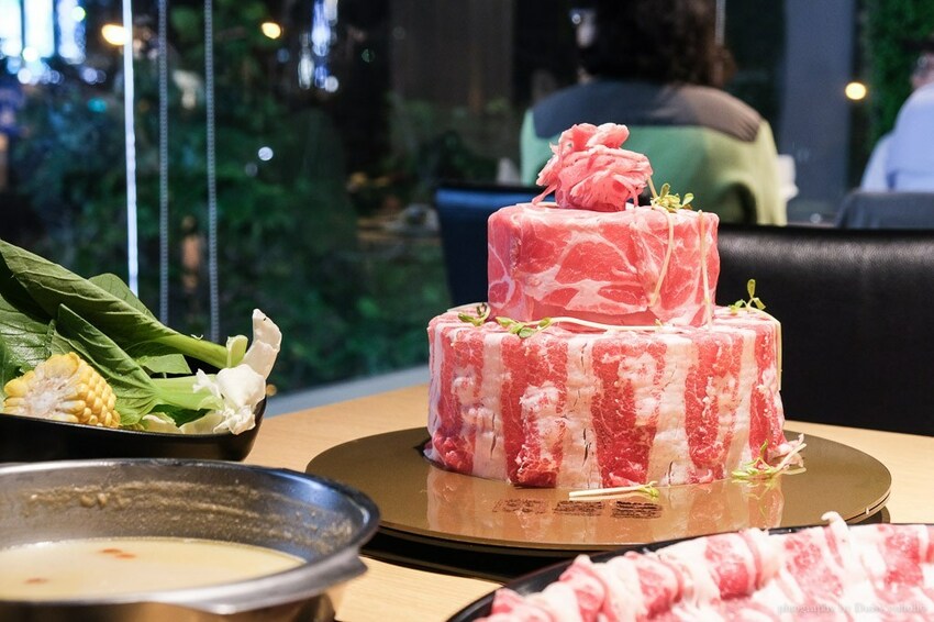 只有生日可以吃蛋糕? 肉多多火鍋 浮誇肉蛋糕 超厲害視覺效果 不用生日也可以吃!!肉多吃到吃不完~台南東寧店