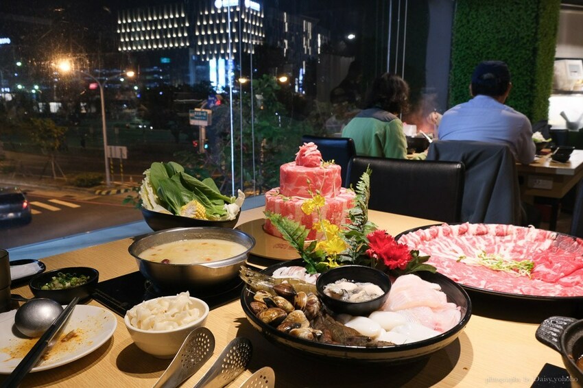 只有生日可以吃蛋糕? 肉多多火鍋 浮誇肉蛋糕 超厲害視覺效果 不用生日也可以吃!!肉多吃到吃不完~台南東寧店