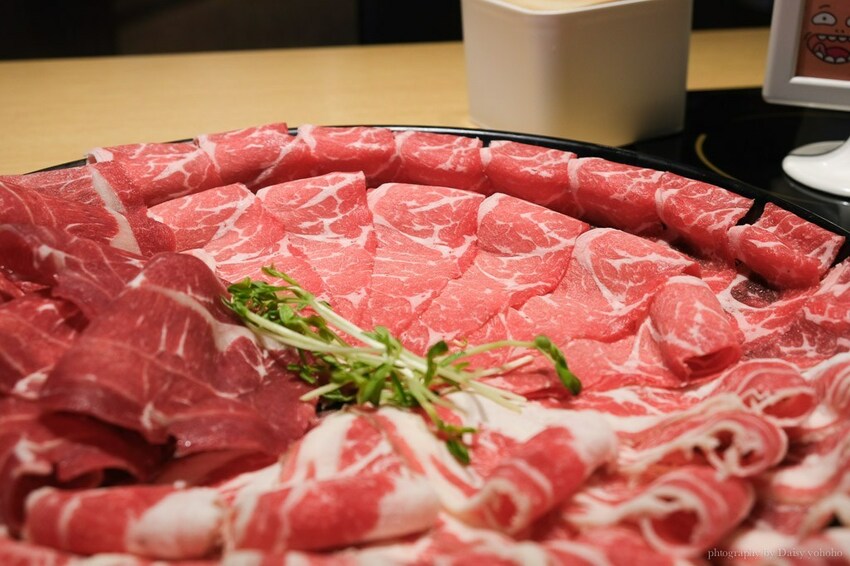 只有生日可以吃蛋糕? 肉多多火鍋 浮誇肉蛋糕 超厲害視覺效果 不用生日也可以吃!!肉多吃到吃不完~台南東寧店