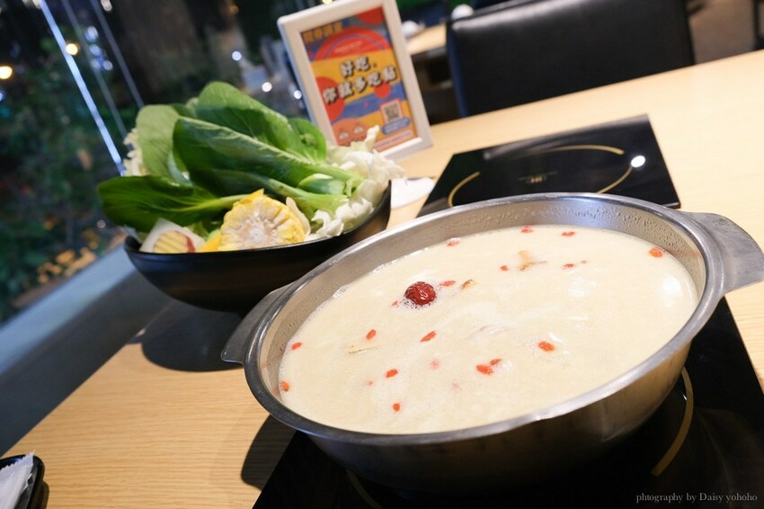 只有生日可以吃蛋糕? 肉多多火鍋 浮誇肉蛋糕 超厲害視覺效果 不用生日也可以吃!!肉多吃到吃不完~台南東寧店