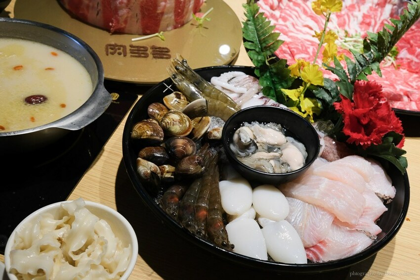 只有生日可以吃蛋糕? 肉多多火鍋 浮誇肉蛋糕 超厲害視覺效果 不用生日也可以吃!!肉多吃到吃不完~台南東寧店