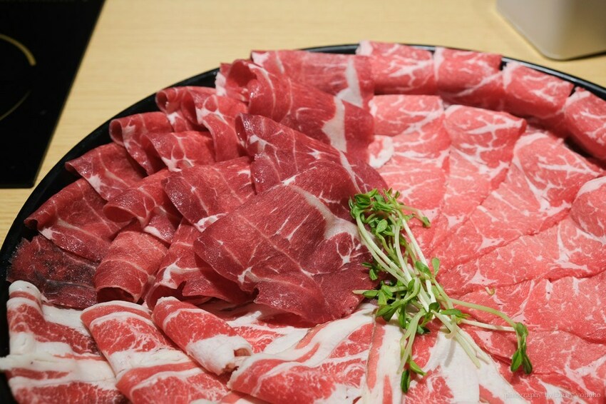 只有生日可以吃蛋糕? 肉多多火鍋 浮誇肉蛋糕 超厲害視覺效果 不用生日也可以吃!!肉多吃到吃不完~台南東寧店