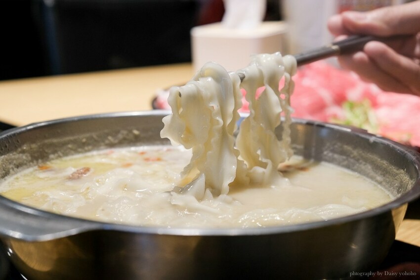 只有生日可以吃蛋糕? 肉多多火鍋 浮誇肉蛋糕 超厲害視覺效果 不用生日也可以吃!!肉多吃到吃不完~台南東寧店