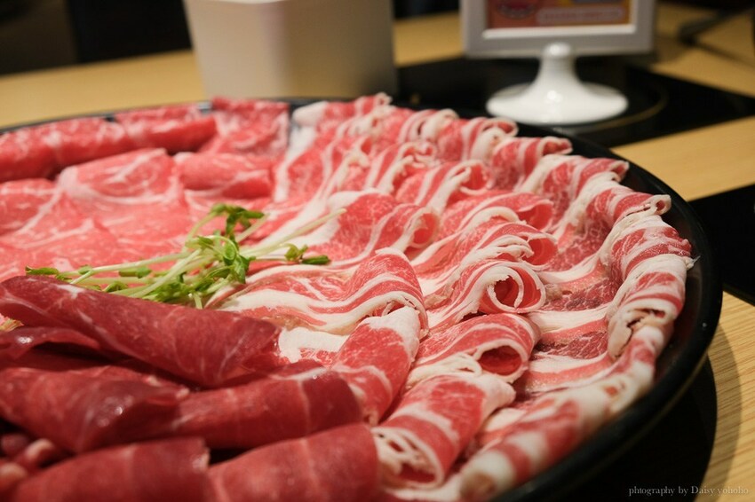 只有生日可以吃蛋糕? 肉多多火鍋 浮誇肉蛋糕 超厲害視覺效果 不用生日也可以吃!!肉多吃到吃不完~台南東寧店