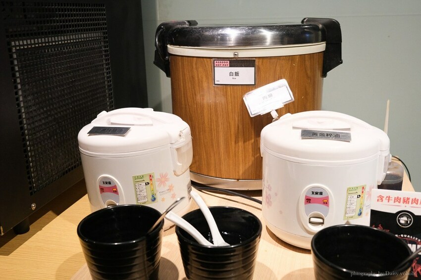 只有生日可以吃蛋糕? 肉多多火鍋 浮誇肉蛋糕 超厲害視覺效果 不用生日也可以吃!!肉多吃到吃不完~台南東寧店