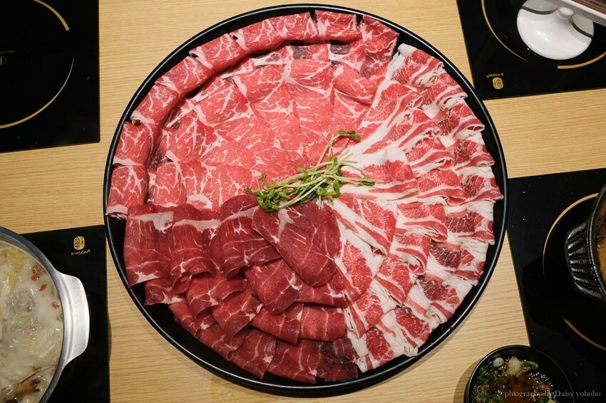 只有生日可以吃蛋糕? 肉多多火鍋 浮誇肉蛋糕 超厲害視覺效果 不用生日也可以吃!!肉多吃到吃不完~台南東寧店