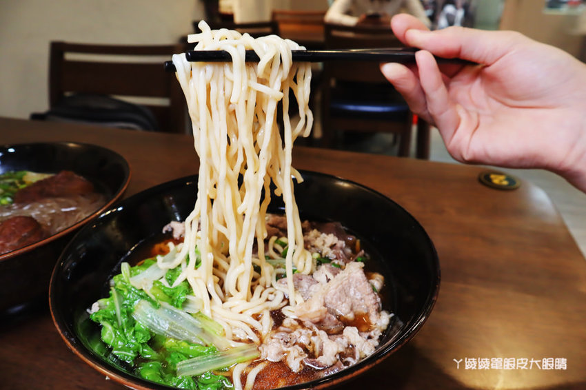 新竹牛肉麵推薦御噂醇汁牛肉麵館！獨家漢方配方湯頭、加麵加湯不加價，必點醇汁正宗滿漢牛肉麵