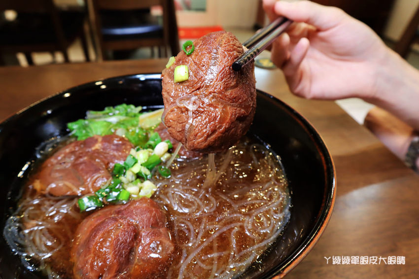 新竹牛肉麵推薦御噂醇汁牛肉麵館！獨家漢方配方湯頭、加麵加湯不加價，必點醇汁正宗滿漢牛肉麵