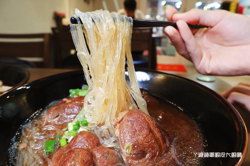 新竹牛肉麵推薦御噂醇汁牛肉麵館！獨家漢方配方湯頭、加麵加湯不加價，必點醇汁正宗滿漢牛肉麵