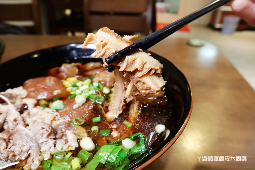 新竹牛肉麵推薦御噂醇汁牛肉麵館！獨家漢方配方湯頭、加麵加湯不加價，必點醇汁正宗滿漢牛肉麵