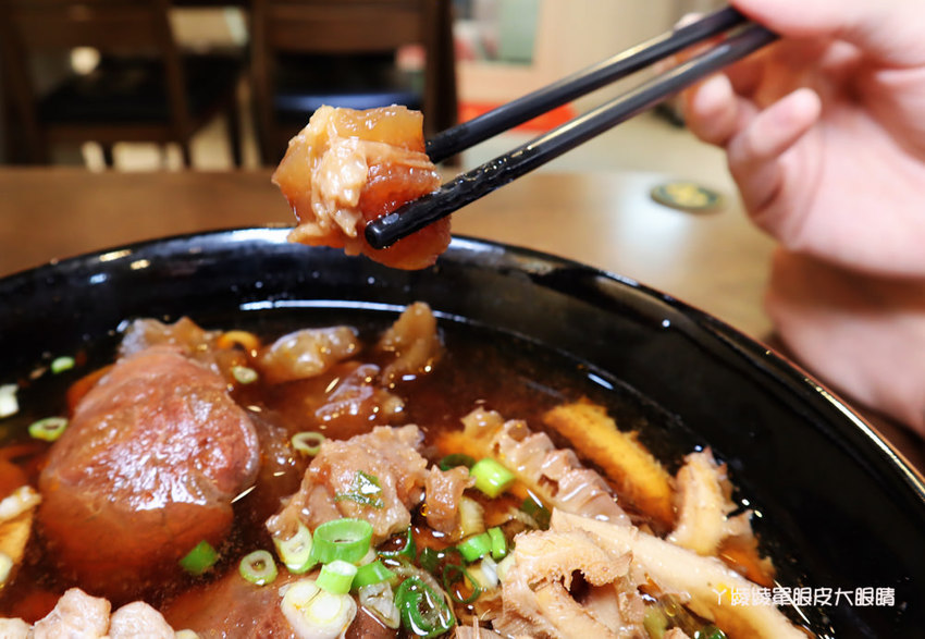 新竹牛肉麵推薦御噂醇汁牛肉麵館！獨家漢方配方湯頭、加麵加湯不加價，必點醇汁正宗滿漢牛肉麵