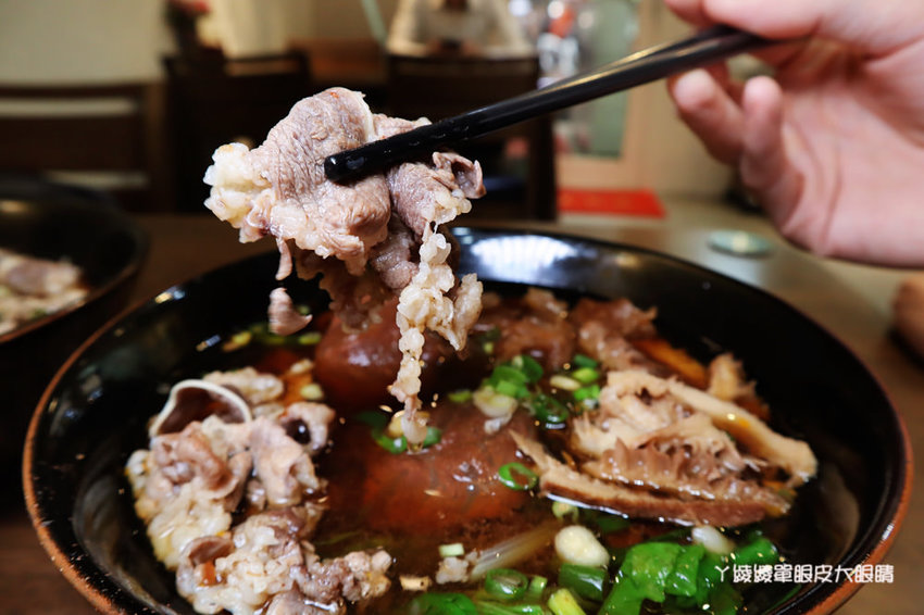 新竹牛肉麵推薦御噂醇汁牛肉麵館！獨家漢方配方湯頭、加麵加湯不加價，必點醇汁正宗滿漢牛肉麵